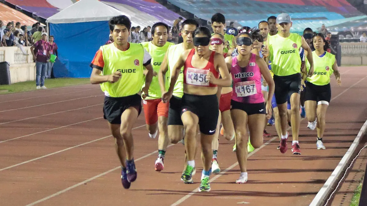 Diana Coraza, con camisa rosa, durante la competencia de los mil 500